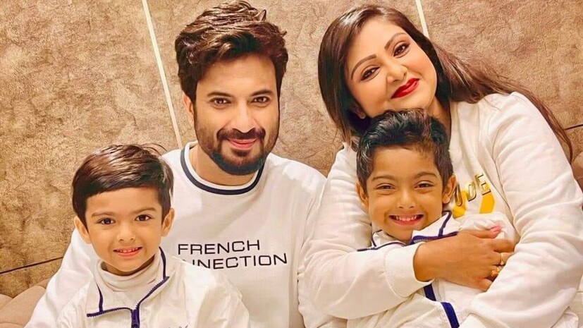 তখনও আর্থিক ভাবে স্বাবলম্বী ছিলেন না সম্রাট এবং ময়না। কোনও রকম দিন চলত তাঁদের। তখনই তিন বার অন্তঃসত্ত্বা হয়ে পড়েছিলেন ময়না। কিন্তু সেই সময়ে সন্তান লালনের অবস্থা তখন ছিল না।