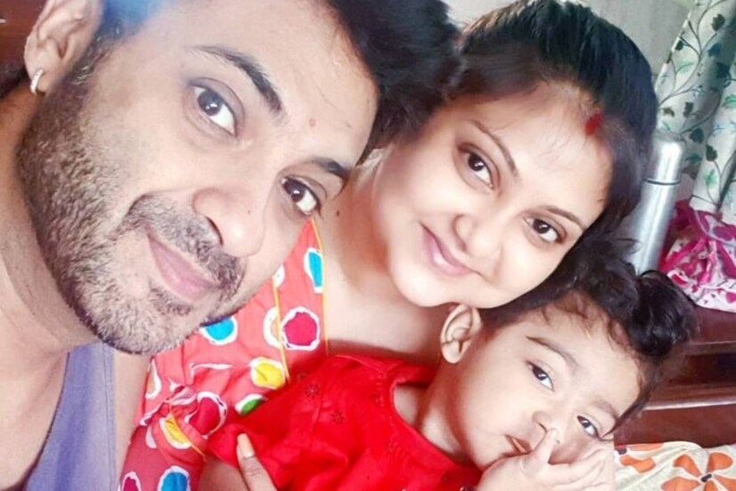এদিকে সরস্বতী পুজো যেতে না যেতেই ময়না ফেসবুকে পোস্ট করেন, ‘তোমরা অনেকেই হঠাৎ জিজ্ঞাসা করছ আমি কেমন আছি। বুঝলাম না কেন জিজ্ঞাসা করছ। আমি ভাল আছি, ছিলাম আর থাকব।’ তখনই দুয়ে দুয়ে চার করে নেন নেটিজেনরা। অবশ্য এ খবর সম্পূর্ণ উড়িয়ে দিয়েছেন দম্পতি।
