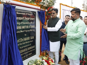 জিরানিয়া মোটরস্ট্যান্ড কমপ্লেক্সে পাঁচটি প্রকল্পের শিলান্যাস ও একটি প্রকল্পের উদ্বোধন করেন তিনি