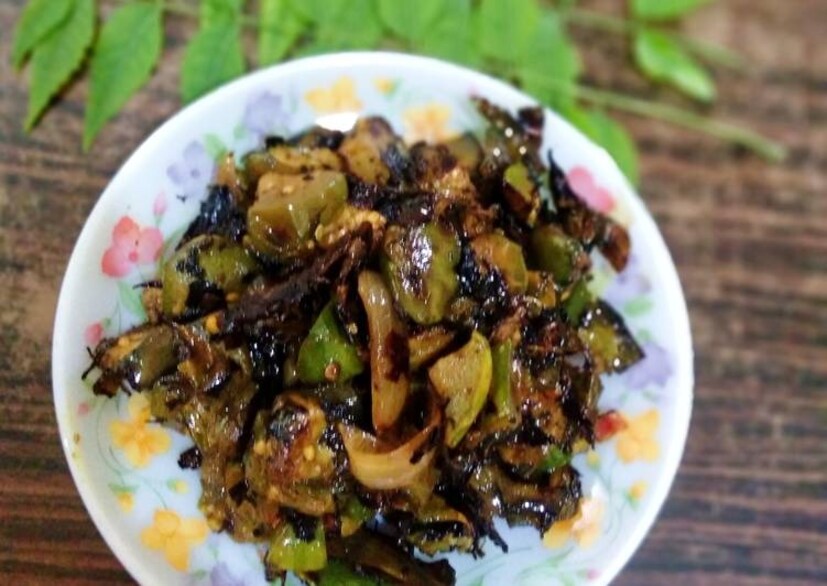 নিমপাতা ত্বকের সংক্রমণ, ব্রণ সংক্রান্ত নানা ধরনের সমস্যা থেকে মুক্তি দেয়। বসন্তকালীন নানা রোগ থেকে মুক্তি পেতে নিম বেগুন খাওয়া খুব উপকারী। এতে পেট পরিষ্কারের পাশাপাশি লিভারের সমস্যা দূর করতে সাহায্য করে।