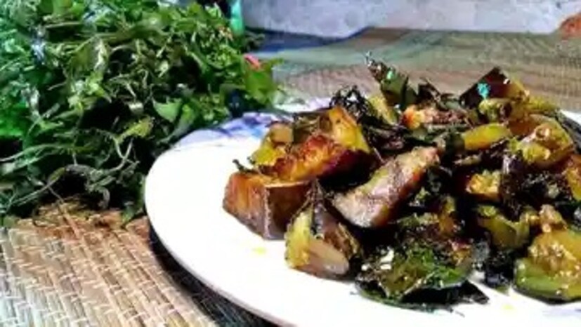বাড়িতে নিমগাছ থাকলে সহজেই পাবেন কচিপাতা৷ এছাড়া বাজারেও পাবেন কিনতে৷ কচি নিমপাতা বেগুনের সঙ্গে মুচমুচে করে ভাজলে এর স্বাদ অসাধারণ৷ স্বাদের পাশাপাশি গুণেরও ভান্ডার এই পদ৷ বলছেন আয়ুর্বেদিক বিশেষজ্ঞ দীক্ষা ভাভসর৷