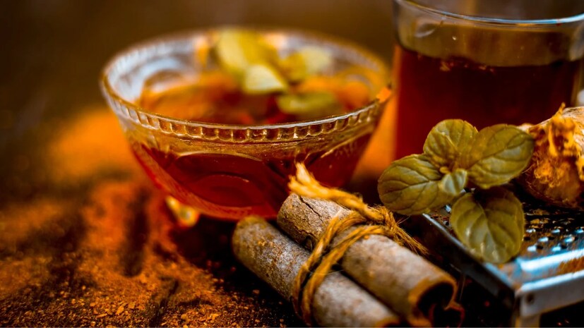 প্রতিদিন সকালে এক গ্লাস হালকা গরম জলে হাফ চা চামচ দারচিনি গুঁড়ো মিশিয়ে নিন। এর পর ধীরে ধীরে পান করুন। এতে শরীর থেকে বিষাক্ত পদার্থ বের হয়ে যায়। পেটের সমস্যা থেকে মুক্তি পেতে এক বাটি দইয়ে এক-চতুর্থাংশ চামচ দারচিনি গুঁড়ো মিশিয়ে খান।