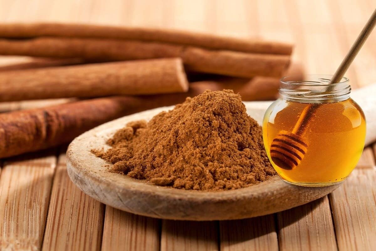 লবঙ্গও এমনই একটি মসলা। এমনিতে সাধারণ বলে মনে হলেও এর গুণাগুণ অসাধারণ। এই উপাদানটি প্রায় সব রান্নার ক্ষেত্রেই ব্যবহৃত হয়। বিরিয়ানি বা যেকোনও খাবার তৈরির সময় তার স্বাদ বাড়াতে লবঙ্গ ব্যবহার করা হয় মশলা বা ফোড়ন হিসেবে।