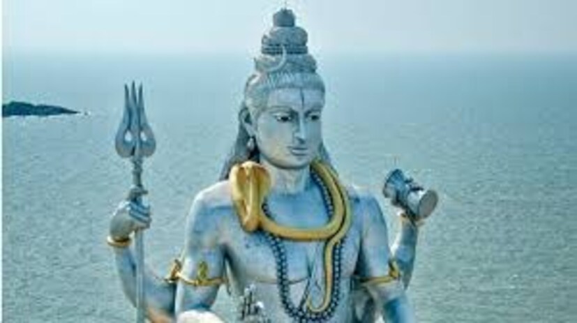 দেবাদিদেব মহাদেবকে কখনওই দাঁড়িয়ে দাঁড়িয়ে জল অর্পণ করবেন না৷ সবসময় হাঁটু মুড়ে বসে ডানহাতে জল অর্পণ করুন৷ অর্পণের সময় বাঁ হাত দিয়ে ধরে থাকবেন ডান হাতের কব্জির অংশ৷