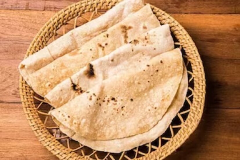 ছোট ছোট পাতলা রুটি বানান। ফলে কার্বোহাইড্রেট কম খাওয়া হবে। রুটির সঙ্গে খান ফাইবার ভরা তরকারি বা প্রোটিন। সামঞ্জস্য পূর্ণ এই ডায়েটে আপনার মধুমেহ বাড়তেই পারবে না। 