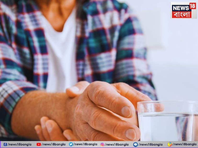 *অনেক সময় দেখা যায় বয়স্ক মানুষদের হাত কাঁপে। বৃদ্ধ বয়সে এমন অনেক কারণ রয়েছে, যার কারণে মানুষের হাত-পা কাঁপতে শুরু করে এবং তারা তাদের দৈনন্দিন কাজ সহজে করতে পারে না। তবে মাঝে মাঝে তরুণদের মধ্যেও এ ধরনের সমস্যা দেখা যায়। সংগৃহীত ছবি। 