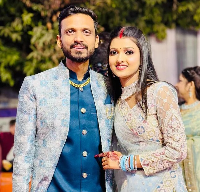 তিন জনের মধ্যে যখন ঝামেলা শুরু হয়, তখন নেটিজেনদের ট্রোলের মুখে পড়তে হয়েছে তাঁদের। এমনকী, নেটিজেনরা তাঁদের ঝামেলাকে ‘নিব্বা-নিব্বির ঝামেলা’ বলে আখ্যা দিয়েছেন। অনেকের মতে, খ্যাতির লোভে এমনটা করছেন তাঁরা। আবার কেউ কেউ তো তিনজনের উদ্দেশ্যে শাপ-শাপান্তও করেছেন। বলে রাখা যাক যে, সচিন, মণীশা এবং নেহা তিন জনেই ইউটিউবার। হামেশাই তাঁরা ভ্লগ এবং রিল শেয়ার করে থাকেন। ইউটিউবটাই তাঁদের মূল পেশা। আর এখান থেকে তাঁরা লক্ষ লক্ষ টাকা উপার্জন করছেন। 