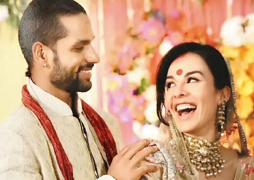 বিয়ের ৮ বছর পর বিবাহ বিচ্ছেদ হয় শিখর ধাওয়ান ও আয়েশার। সম্প্রতি শিখরকে আরেক বিদেশি মহিলার সঙ্গে চ্যাম্পিয়ন্স ট্রফির ম্যাচে দেখা যায়। তা নিয়ে নতুন করে জল্পনা ছড়িয়েছে। 