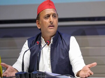 পদপিষ্টের ঘটনায় তীব্র আক্রমণে অখিলেশ