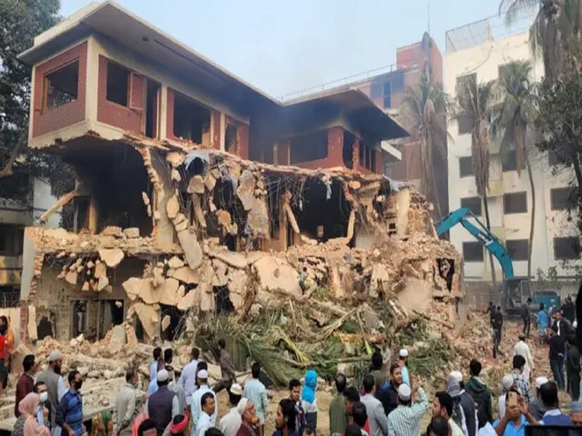 জানা গেছে, সকালে এক ব্যক্তি ধানমন্ডি ৩২ নম্বর বাড়ির সামনে এসে ‘জয় বাংলা’ স্লোগান দেন। এতে বিক্ষুব্ধ হয়ে তাকে বেধড়ক মারধর করে জনতা। পরে কয়েকজন ব্যক্তি তাকে আহত অবস্থায় একটি রিকশায় করে নিয়ে যান। 