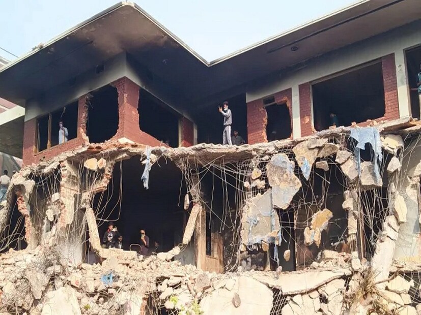 পরে দেখা যায়, বেদম মারধরের শিকার ওই ব্যক্তিকে রক্ষা করতে সেখানে উপস্থিত তিনজন ব্যক্তি তাঁকে রিকশায় করে সরিয়ে নেওয়ার চেষ্টা করেন। রিকশায় ওঠানোর পরও ওই ব্যক্তিকে মারধর করা হয়।