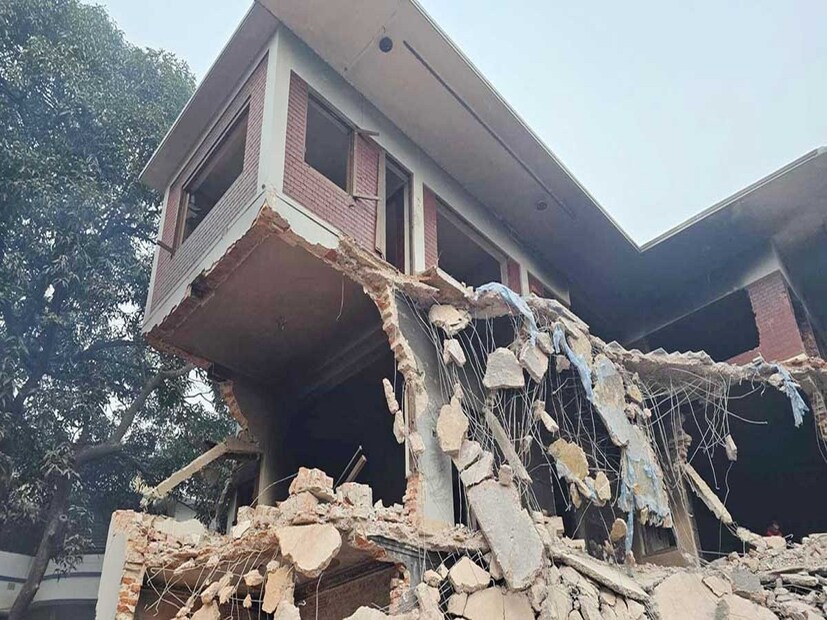 প্রথমে কলাবাগানের দিকে নিয়ে যেতে চাইলে তাদের পেছনে দৌড়াতে থাকেন সকলে। পরে রিকশা ঘুরিয়ে ধানমন্ডি ২৭ এর দিকে রওনা হলে সেদিকেও কিছু মানুষকে রিকশার পেছনে দৌড়াতে দেখা যায়। মেট্রো শপিং সেন্টার পর্যন্ত ধাওয়া করে বিক্ষুব্ধ জনতা। এর কিছু সময় পরে এক মহিলাও গণপিটুনির শিকার হন।