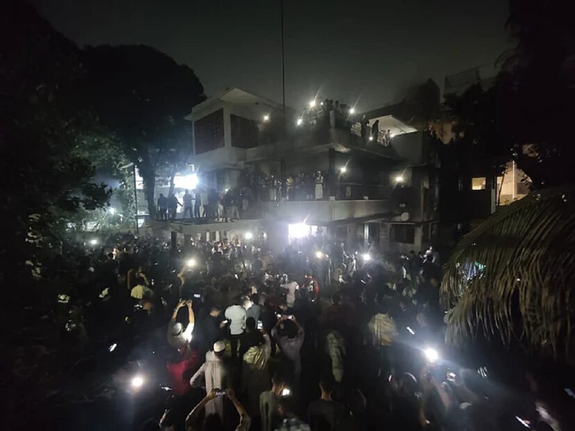 রাজধানীর ধানমণ্ডিতে ৩২ নম্বরের বাড়িটি বাংলাদেশের জাতির পিতা শেখ মুজিবুর রহমানের বাড়ির গেট ভেঙে ঢুকে পড়েছে একদল বিক্ষুব্ধ ছাত্র-জনতা।