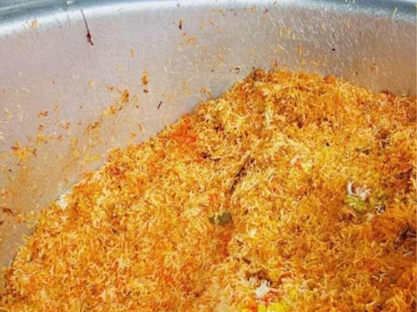 বিরিয়ানি তৈরি করার সময় ঘি ব্যবহার করা হয়। আর যতবার হাঁড়ি থেকে বিরিয়ানি তোলা হয়, ততবার হাতায় লেগে যায় ঘি ভাত! আর এই কারণেই বিরিয়ানি তোলার সময় বার বার করে হাঁড়িতে হাতা ঠুঁকে আওয়াজ করা হয় যাতে হাতায় লেগে থাকা ভাত আবার গিয়ে হাঁড়িতেই পড়ে। বিরিয়ানি নষ্ট না হয়। 