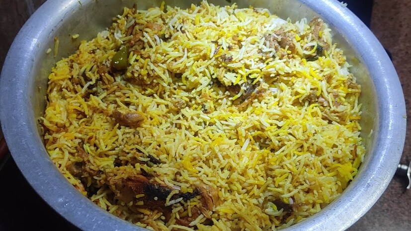 কলকাতায় এখন বিরিয়ানি বাঙালির প্রিয় খাবার! ওয়াজেদ আলি শাহর হাত ধরেই বাংলায় বিরিয়ানির প্রবেশ! বাঙালি এখন এই খাবার ছাড়া ভাবতেই পারেন না! তবে বেশ কিছু এমন তথ্য আছে যা আপনাকে অবাক করবে।