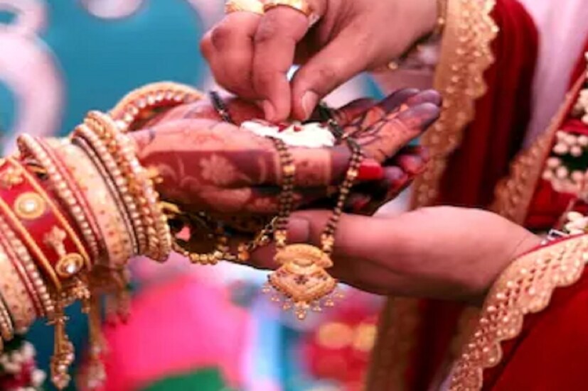 রাগে ফেটে পড়ল বরপক্ষ। অপহরণ করা হয়েছে না কি অন্য কিছু? নিশ্চয়ই প্রেমিকের সঙ্গে পালিয়েছে। এই অভিযোগ তুলেই থানায় বিক্ষোভ দেখান বরযাত্রীরা। মেয়েকে অপহরণের অভিযোগে এক যুবকের বিরুদ্ধে এফআইআর দায়ের করেছেন কনের বাবা। অভিযুক্তের সন্ধানে তল্লাশি শুরু করেছে পুলিশ। বুন্দির যুবকের সঙ্গে বিয়ে ঠিক হয়েছিল নৈনওয়ার তরুণীর। গত ২২ জানুয়ারি তাঁদের এনগেজমেন্ট হয়। Representative Image