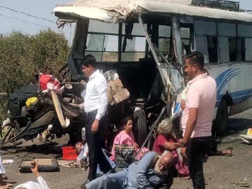 গুজরাটের কচ্ছতে শুক্রবার বাস এবং ট্রাকের মধ্যে ভয়াবহ সংঘর্ষ হয়। ঘটনাস্থলেই সাত জনের মৃত্যু হয়েছে এবং প্রায় ২০ জন আহত হয়েছেন, যার মধ্যে অনেকের অবস্থা গুরুতর বলে জানা গিয়েছে। Image: X