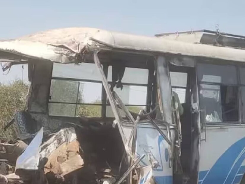 দুর্ঘটনার অভিঘাত এতটাই মারাত্মক ছিল যে বাসটির সামনের অংশ পুরোপুরি নিশ্চিহ্ন হয়ে যায়। যাত্রীরা ছিটকে বাসের বাসের বাইরে পড়েন।