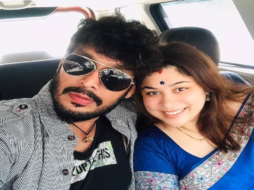 তেলুগু সিরিয়ালের জনপ্রিয় দম্পতি--- তেলুগু সিরিয়ালের জনপ্রিয় দম্পতি ইন্দ্রনীল - মেঘনা। *"চক্রবাগম"* নামে এক বিখ্যাত তেলুগু সিরিয়ালে তাঁরা অভিনয় করেছিলেন। ২০০৩ সালে সম্প্রচারিত এই সিরিয়ালে মেঘনা রামি তাঁর বাস্তব জীবনের স্বামী ইন্দ্রনীলের শাশুড়ির চরিত্রে অভিনয় করেছিলেন!  