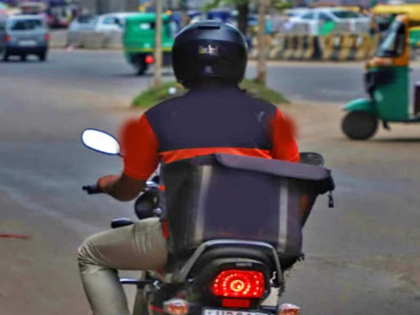 ভারতে দিন দিন প্রচুর বাড়ছে গিগ ওয়ার্কাসদের সংখ&#x200d;্যা। ফুড ডেলিভারি অ&#x200d;্যাপই হোক, ওলা-উবেরের মতো ক&#x200d;্যাবের চালক কিংবা অ&#x200d;্যামাজন-ফ্লিপকার্টের মতো অন&#x200d;্যান&#x200d;্য অনলাইন প্ল&#x200d;্যাটফর্মগুলিকে কাজ করছেন লক্ষ লক্ষ কর্মী। 