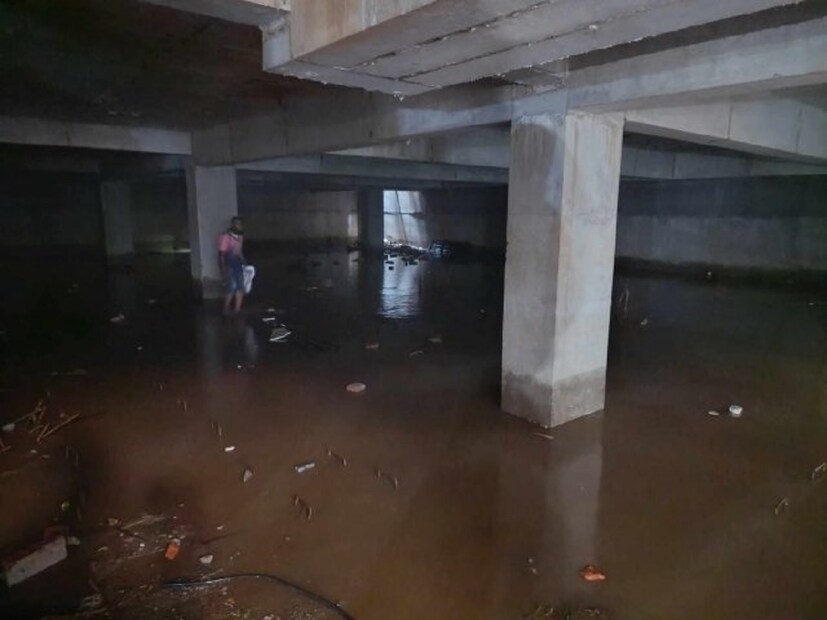 আয়নাঘর বা গোপন বন্দিশালা আছে কিনা এমন সন্দেহে ধানমণ্ডি ৩২ নম্বরে গুঁড়িয়ে দেওয়া শেখ মুজিবুর রহমানের বাড়ির বেসমেন্ট থেকে রবিবার জল সরানোর কাজ করে ফায়ার সার্ভিস। এরপরই উদ্ধার হয় ‘কিছু হাড়গোড়’। এবার তা নিয়েই শোরগোল পড়ে গেল বাংলাদেশজুড়ে। 