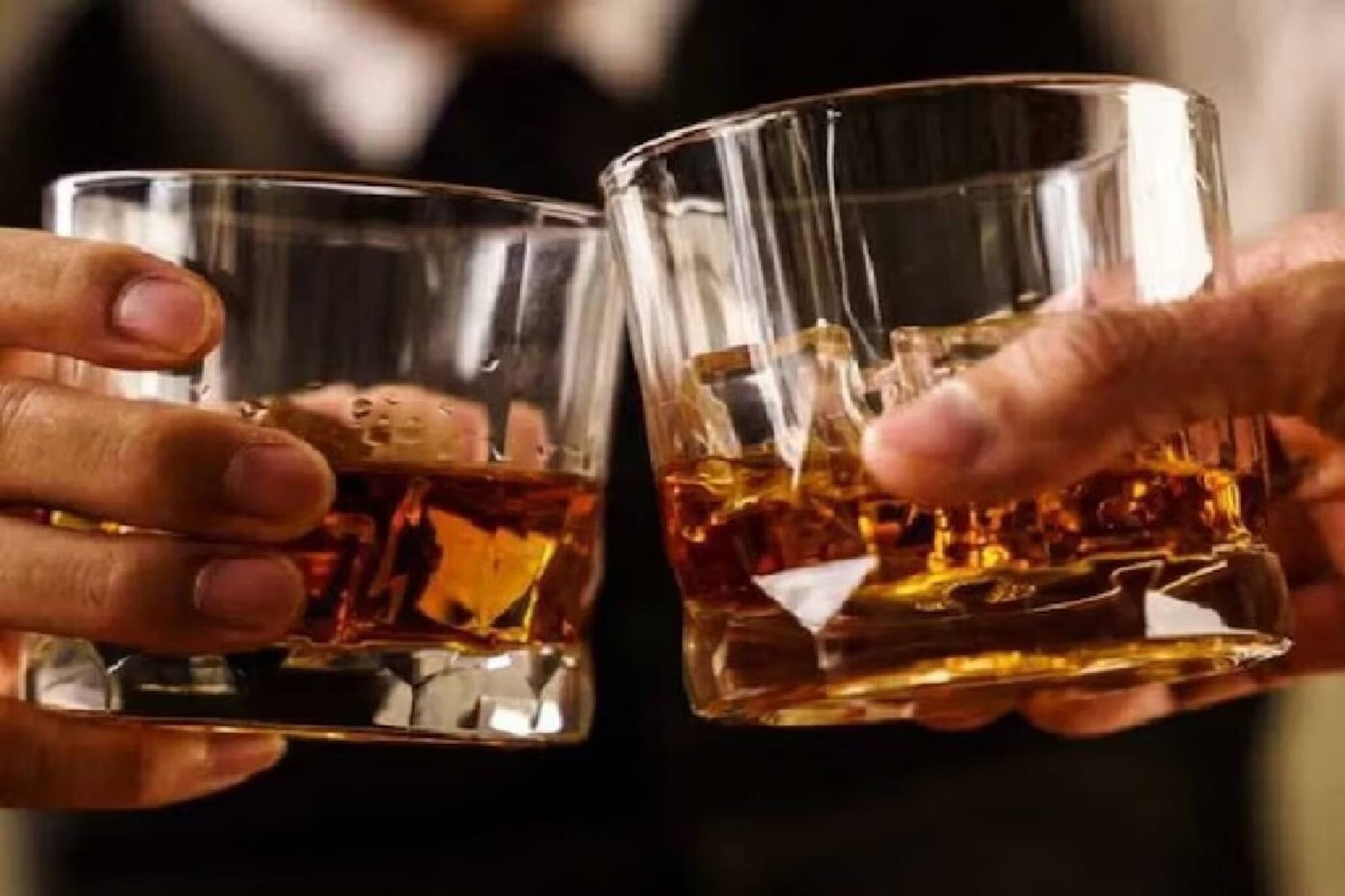 ৩০০ টাকায় রয়্যাল স্ট্যাগ, রেড লেবেল...! মদের দামে বিশাল ছাড়, কাউন্টারে প্রবল ভিড়