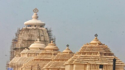 *কঠোর নিরাপত্তার স্বার্থে প্রযুক্তির সব সবিধা নেওয়া হবে। এছাড়া মন্দির এলাকায় পার্কিং জোন তৈরি, পুরোনো জগন্নাথ মন্দির এলাকার বালিয়াড়িকে ঘিরে সৌন্দর্যায়ন করা হবে। শেষ হতে চলা মন্দির নির্মাণের কাজ, দুটি সমুদ্রঘাট নির্মাণ সহ প্রকল্পের যাবতীয় কাজ ঘুরে দেখেন পুলিশ ও প্রশাসনের কর্তাব্যক্তিরা।
*কঠোর নিরাপত্তার স্বার্থে প্রযুক্তির সব সবিধা নেওয়া হবে। এছাড়া মন্দির এলাকায় পার্কিং জোন তৈরি, পুরোনো জগন্নাথ মন্দির এলাকার বালিয়াড়িকে ঘিরে সৌন্দর্যায়ন করা হবে। শেষ হতে চলা মন্দির নির্মাণের কাজ, দুটি সমুদ্রঘাট নির্মাণ সহ প্রকল্পের যাবতীয় কাজ ঘুরে দেখেন পুলিশ ও প্রশাসনের কর্তাব্যক্তিরা।