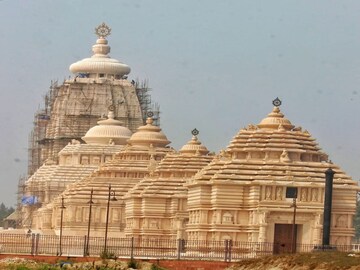 *কঠোর নিরাপত্তার স্বার্থে প্রযুক্তির সব সবিধা নেওয়া হবে। এছাড়া মন্দির এলাকায় পার্কিং জোন তৈরি, পুরোনো জগন্নাথ মন্দির এলাকার বালিয়াড়িকে ঘিরে সৌন্দর্যায়ন করা হবে। শেষ হতে চলা মন্দির নির্মাণের কাজ, দুটি সমুদ্রঘাট নির্মাণ সহ প্রকল্পের যাবতীয় কাজ ঘুরে দেখেন পুলিশ ও প্রশাসনের কর্তাব্যক্তিরা।
