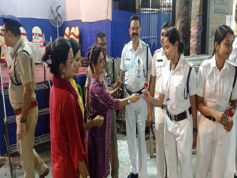 ইন্দ্রানী গঙ্গোপাধ্যায় আর তাঁর সাংস্কৃতিক সংস্থার মহিলারা ভ্যালেন্টাইন্স ডে উপলক্ষ্যে পুলিশ কর্মীদের হাতে গোলাপ ফুল আর মেমেন্টো তুলে দিলেন। "কলকাতা ট্রাফিক পুলিশের দিনরাত শ্রমের জন্য এই সামান্য সম্মানটুকু তো আমরা দিতেই পারি. " বলেন ইন্দ্রানী।