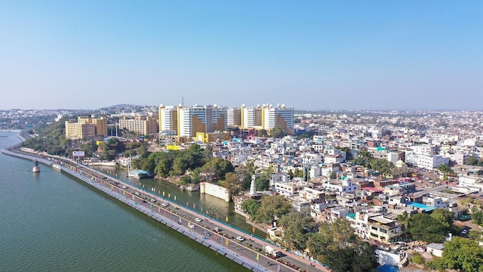 ২০২৩- এর সার্ভে রিপোর্ট বলছে পঞ্চম স্থানে রয়েছে ভোপাল, ষষ্ঠ স্থানে রয়েছে বিজয়ওয়াড়া, সপ্তম স্থানে নয়া দিল্লি, অষ্টম স্থানে মাইসোর, নবম স্থানে চণ্ডিগড় ও দশম স্থানে আহমেদাবাদ।