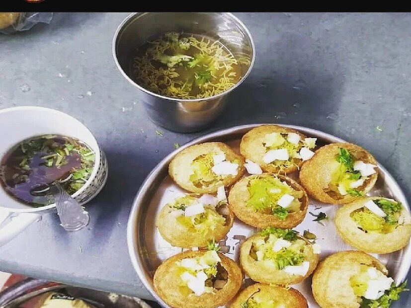 গরমকালে বাইরের খাবার কেমন হওয়া উচিত? - বাইরের খাবার খেতে হলে গরম খাবার খান।  
-  গরমে ফারমেন্টেড খাবার খাওয়ার পরামর্শ চিকিৎসকের, যেমন ইডলি।  
- মিনারেল জল খান, অপরিষ্কার জল পান করবেন না।  
- যেসব দোকানের আশেপাশে মাছি-মশা উড়ছে, সেখান থেকে খাবার কিনবেন না।  
