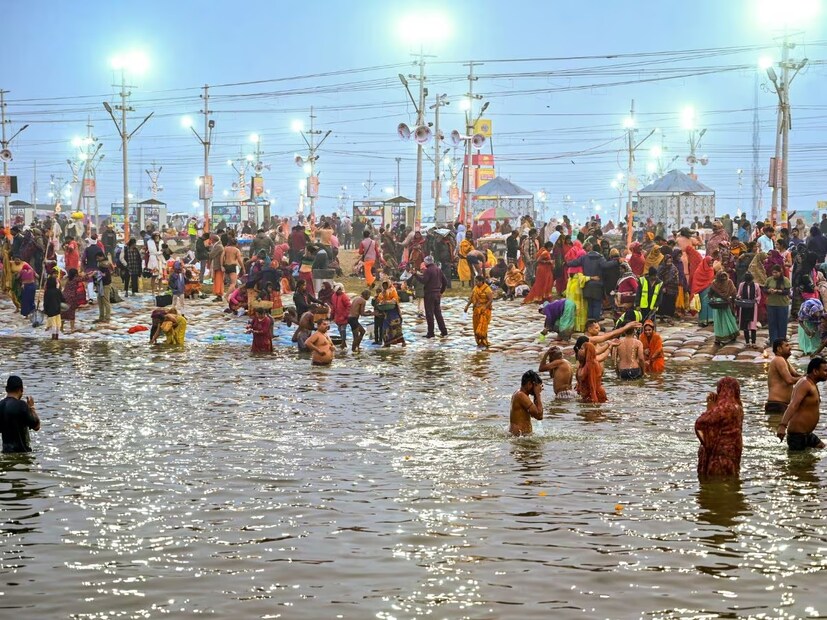 মহাসাড়ম্বরে পালিত হচ্ছে মহাকুম্ভ মেলা। আর পবিত্র ত্রিবেণী সঙ্গমের জল বোতলবন্দি হয়ে বিক্রি হচ্ছে টাটা গ্রুপের অনলাইন গ্রসারি প্ল্যাটফর্ম বিগবাস্কেট -এ। ফলে এবার বিগবাস্কেট মোবাইল অ্যাপ ব্যবহার করেই ভক্তরা Svasti Maha Kumbh Pavitra Triveni Sangam Jal ঘরে বসে অর্ডার করতে পারবেন। খুব কম সময়ে তা পৌঁছে যাবে গ্রাহকের বাড়ির দরজায়। 