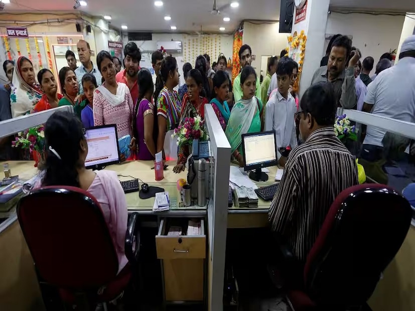 বলে রাখা ভাল, সেন্ট্রাল ব্যাঙ্ক অফ ইন্ডিয়ায় ৯৩.০৮ শতাংশ শেয়ার রয়েছে কেন্দ্রীয় সরকারের। এছাড়া ব্যাঙ্ক অফ মহারাষ্ট্রে ৭৯.৬০ শতাংশ, ইউকো ব্যাঙ্কে ৯৫.৩৯ শতাংশ, পঞ্জাব অ্যান্ড সিন্ধ ব্যাঙ্কে ৯৮.২৫ শতাংশ এবং ইন্ডিয়ান ওভারসিজ ব্যাঙ্কে ৯৬.৩৮ শতাংশ শেয়ার রয়েছে। এখন সেবি-এর নিয়ম নির্দিষ্ট সময়ের মধ্যে অংশীদারিত্ব কমানোর পরিকল্পনা করেছে কেন্দ্র।