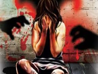 মুম্বাইয়ে ১৫ বছরের মেয়েকে ধর্ষণ করানোর অভিযোগে তার মাকে গ্রেফতার করেছে পুলিশ। মেয়েটি জানিয়েছে, মা তাকে ভিডিও কলে কাপড় খুলতে বাধ্য করত। অভিযুক্ত মায়ের বন্ধুকে খুঁজছে পুলিশ।