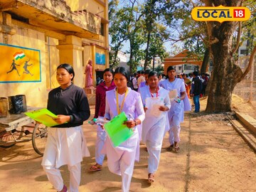 পরীক্ষা কেন্দ্রে মাধ্যমিক পরীক্ষার্থীরা
