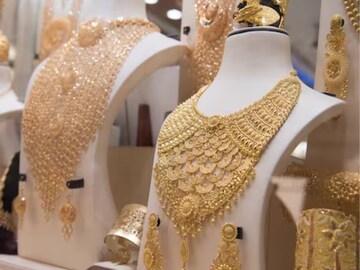 বড় খবর! অনেকটাই কমল সোনার দাম, দেখে নিন ১ ভরির দাম কত হল