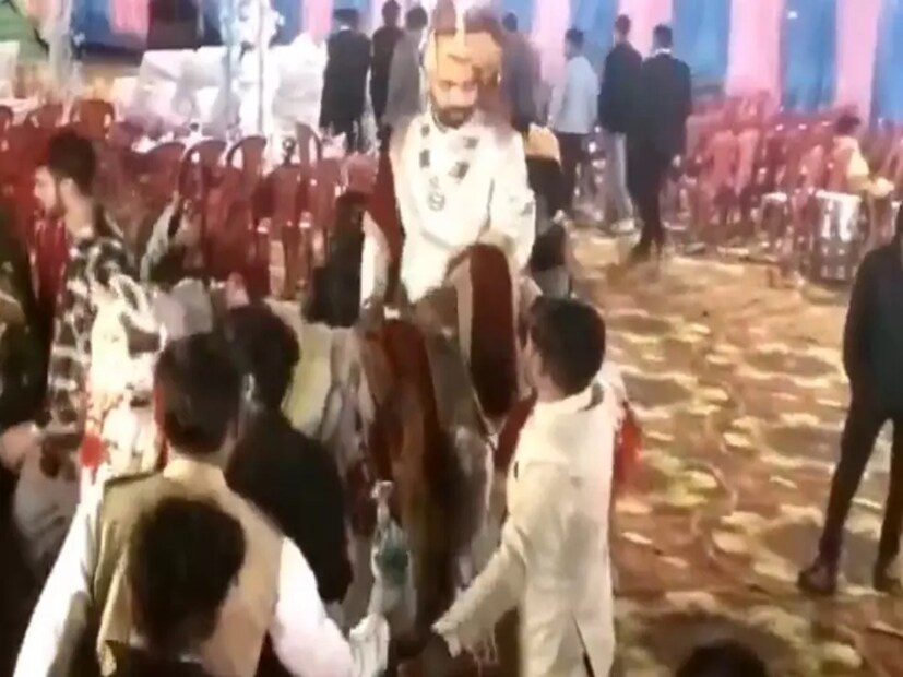 জানা গিয়েছে, ঘটনাটি ঘটেছে মধ্যপ্রদেশের শেওপুর জেলায়। পুলিশ জানিয়েছে, মৃতের নাম, প্রদীপ জাট। তিনি কংগ্রেসের প্রাক্তন যুবনেতা ছিলেন ওই এলাকার। ভিডিওতে দেখা গিয়েছে, ঘোড়ায় চড়ে বিয়ের আসরে ঢোকেন তিনি। নাচতে নাচতে আচমকাই ঘোড়ার সামনে ঝুঁকে পড়েন। সকলেই তখন নাচে মত্ত ছিলেন। কয়েকজন আবার পাত্রীকে ঘিরেছিলেন। বিষয়টি প্রাথমিকভাবে কারও চোখে পড়েনি। 