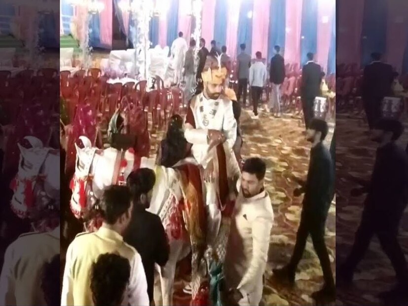পাত্রকে কিছুক্ষণ লুটিয়ে থাকতে দেখে হঠাৎ একজন ছুটে এসে তাঁকে ঘোড়া থেকে নামানোর চেষ্টা করেন। নাচ থামিয়ে বাকিরাও ছুটে আসেন তখন। দ্রুত প্রদীপকে হাসপাতালে নিয়ে যাওয়া হলেও কোনও লাভ হয়নি। চিকিৎসকরা তাঁকে মৃত বলে ঘোষণা করেন। কার্ডিয়াক অ্যারেস্টে ২৬ বছর বয়সি তরুণের মৃত্যু হয়েছে বলে হাসপাতাল সূত্রে খবর।