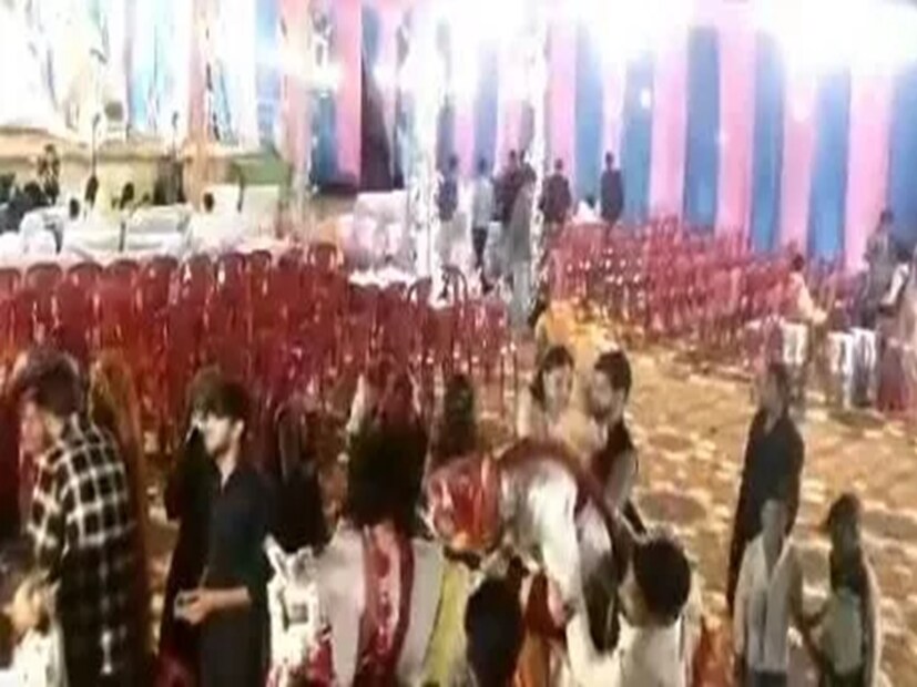 কয়েকদিন আগেই মধ্যপ্রদেশেই এমনই আচমকা মৃত্যুর ঘটনা ঘটেছিল। বোনের বিয়েতে সাংস্কৃতিক অনুষ্ঠানে নাচার সময় মঞ্চেই আচমকা পড়ে যান পরিণীতা জৈন নামে এক মহিলা। আপাতভাবে সুস্থ ওই মহিলা নাচতে নাচতে হঠাৎ করে হার্ট অ্যাটাক হয় তাঁর, মারা যান তিনি।