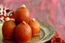 গুলাব জামুনে 'জঘন্য জিনিস' মেশাল মিষ্টি বিক্রেতা! ভিডিও দেখলে মিষ্টি খাওয়া ছেড়ে দেবেন