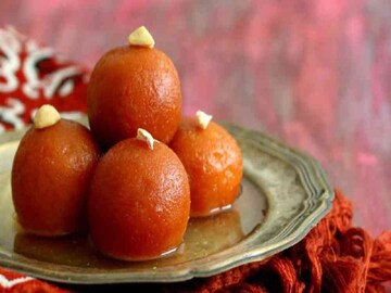 গরম গরম গুলাব জামুন ভেজানো রয়েছে রসে। মিষ্টির দোকানের অতি পরিচিত দৃশ্য। তবে, সেখানেই এমন এক ভয়ঙ্কর দৃশ্য দেখা যেতে পারে কেউ কি জানত! দেখা গেল, চিনির সিরাপ নয়, অন্য কিছু মেশাচ্ছেন এক ব্যক্তি! ভাইরাল সেই ভিডিও ঘিরে শোরগোল। দেখলে শিউরে উঠবেন আপনিও। গুলাব জামুন খাওয়া ছেড়েই দেবেন!