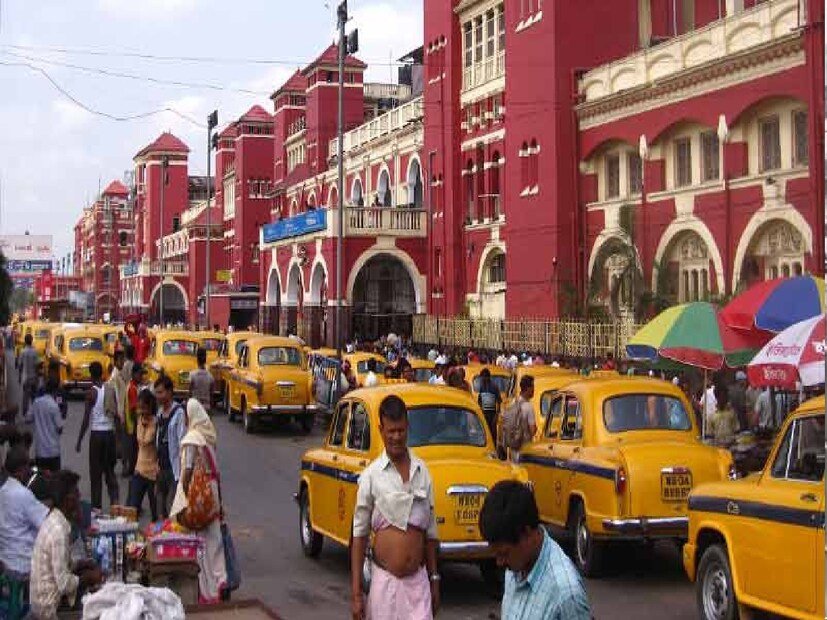 রবিবার হাওড়া স্টেশনের ৮ নম্বর প্ল্যাটফর্ম থেকে উদ্ধার হয় এই টাকা।