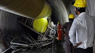 সুড়ঙ্গে আটকে এখনও বহু শ্রমিক। (ছবি- পিটিআই)