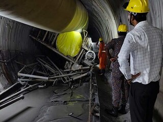 সুড়ঙ্গে আটকে এখনও বহু শ্রমিক। (ছবি- পিটিআই)