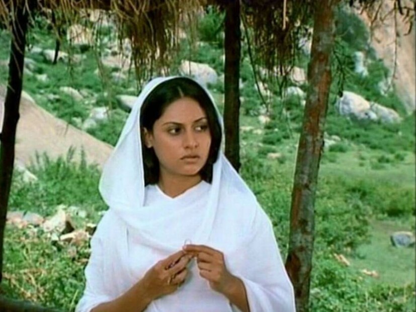 এই ছবিতে রাধার চরিত্রে অভিনয় করে অনেক প্রশংসা কুড়িয়েছিলেন অভিনেত্রী জয়া বচ্চন। তবে এই চরিত্রটা নাকি মোটেই পছন্দ ছিল না জয়ার। 
