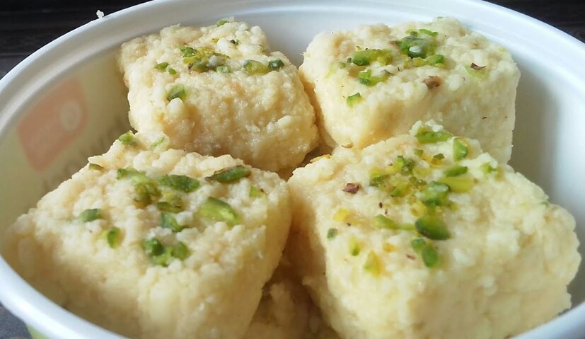 সাধারণ ভাবে মিষ্টির মধ্যে সন্দেশ কিংবা কালাকান্দের নাম তো সকলেই শুনেছেন। জেলায় রাজারহাট এলাকার এক গ্রাম্য মিষ্টির দোকান বেশ অনেকটাই জনপ্রিয় হয়ে উঠেছে। বর্তমান সময় এই মিষ্টির জন্য বেশ অনেকটা চাহিদা বেড়ে উঠেছে এই দোকানের। মাত্র ১৫ টাকা দামে বিক্রি করা হচ্ছে এই বিশেষ মিষ্টি। (Sarthak Pandit)