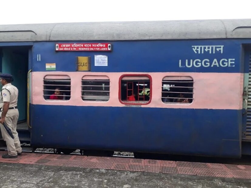 পূর্ব রেলওয়ে যাত্রীদের নিরাপদ ভ্রমণ এ গুরুত্ব দেয়। বিশেষ করে মহিলা যাত্রীদের জন্য আরও নিরাপত্তা। এমন বেশ কিছু নিয়ম রয়েছে যেই নিয়ম অমান্য করলে কঠোর শাস্তির মুখে পড়তে পারেন।