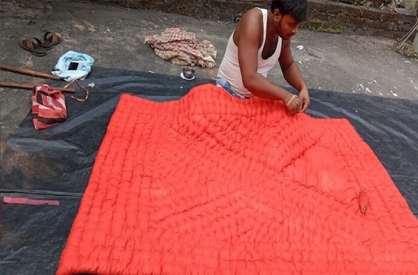 ইতিহাস ঘাঁটলে দেখা যায়, পশ্চিমবঙ্গের মুর্শিদাবাদের নিজস্ব শিল্প ছিল লেপ নির্মাণ। তবে এর জনপ্রিয়তা ছিল অবিভক্ত বাংলার সর্বত্র। লেপ তৈরির জন্য লম্বা আঁশের কার্পাস তুলার বীজ ছাড়িয়ে তা ডোবানো হত লাল রঙে। পরে সেগুলো শুকিয়ে মোলায়েম সিল্ক এবং মখমলের মাঝে দেওয়া হত। সেই মখমলের রং ছিল লাল। এ ছাড়া সুগন্ধের জন্য এতে ব্যবহার করা হত আতর।