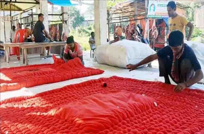 লেপ বানানোর কারিগরদের মতে, তারা ছোটবেলা থেকেই লেপের রং লাল দেখে এসেছেন। তাঁরা শুনে আসছেন, নবাবদের আমলেও লেপ তৈরির জন্য লাল রঙের কাপড় ব্যবহৃত হত। আর এভাবেই লেপ বানানোর রীতিতে এসেছে লাল রং। লেপে লাল রঙের কাপড় ব্যবহারের কারণ হিসেবে আরও বলা হয়, লেপ কখনও ধোয়া যায় না। আর লাল কাপড়ে ময়লাও অপেক্ষাকৃত কম চোখে পড়ে।