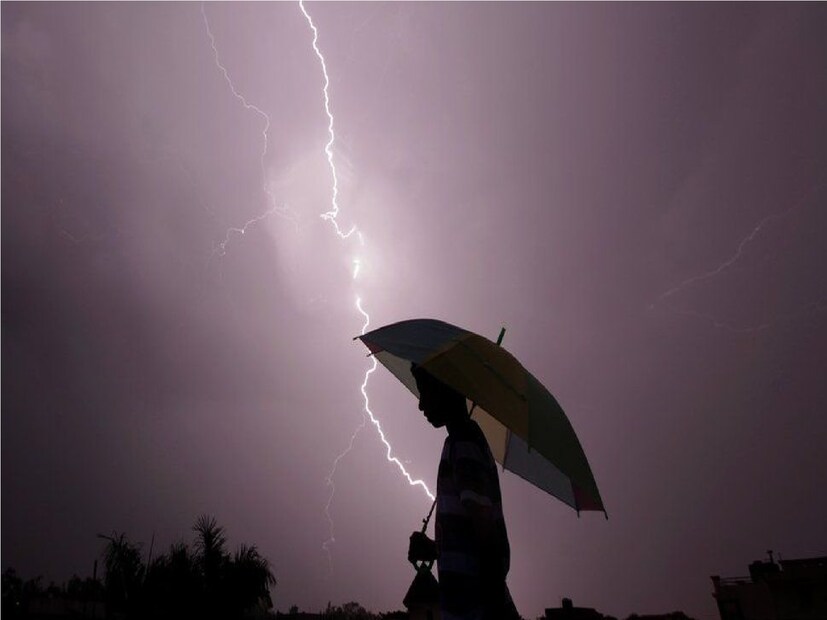 বজ্রপাতের সময়  নিরাপদ স্থানে আশ্রয়ের পরামর্শ দিয়েছে আবহাওয়া দফতর। (প্রতীকী ছবি)